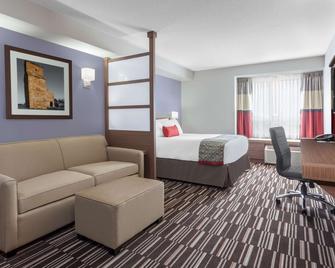 Microtel Inn & Suites by Wyndham Bonnyville - Бонівіл - Спальня