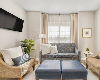 Falls & Fields-Stylish Stay in the Heart of Idaho Falls - Idaho Falls - Living room
