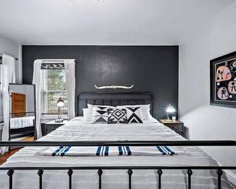 Explore Denver From Our Spacious Retreat - Denver - Bedroom