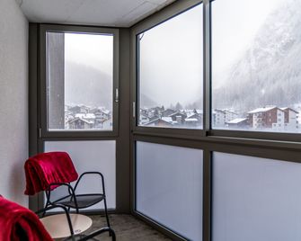 Hotel Kristall-Saphir - Saas-Almagell - Balkón