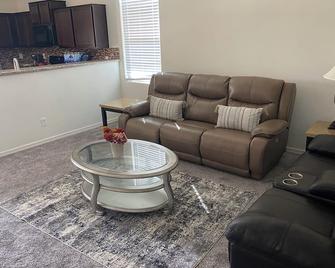 Charming 3-bedroom house with AC, WiFi in serene Tolleson - Tolleson - Sala de estar