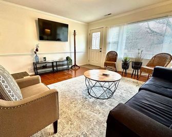 This house is a 2 bedroom(s), 1 bathrooms, located in Marion, IN. - Marion - Wohnzimmer