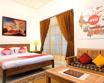 OYO 244 Griya Cemara Homestay - Depok