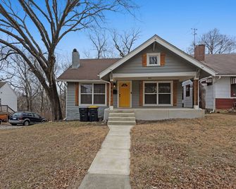 Amazing 3bd Troostwood Home in Kansas City, MO near most attractions! - קנזס סיטי - בניין
