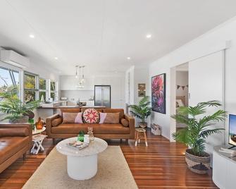 The Bach Noosa River - Waterfront w/Private Jetty - Noosa North Shore - Living room