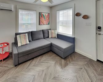 Coral Cottage - Rockport - Living room