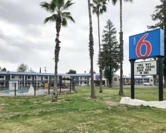 Motel 6 Visalia, CA - Visalia - Building