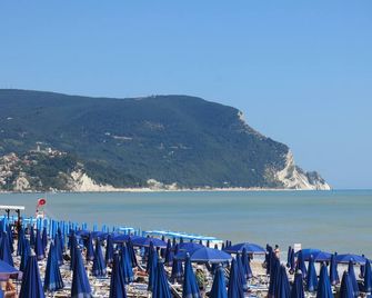 Conero Azzurro - Numana - Spiaggia