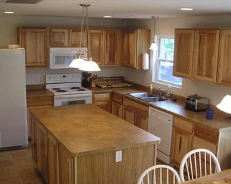 Modern Lake House 8 Miles from Ann Arbor - Whitmore Lake - Kitchen