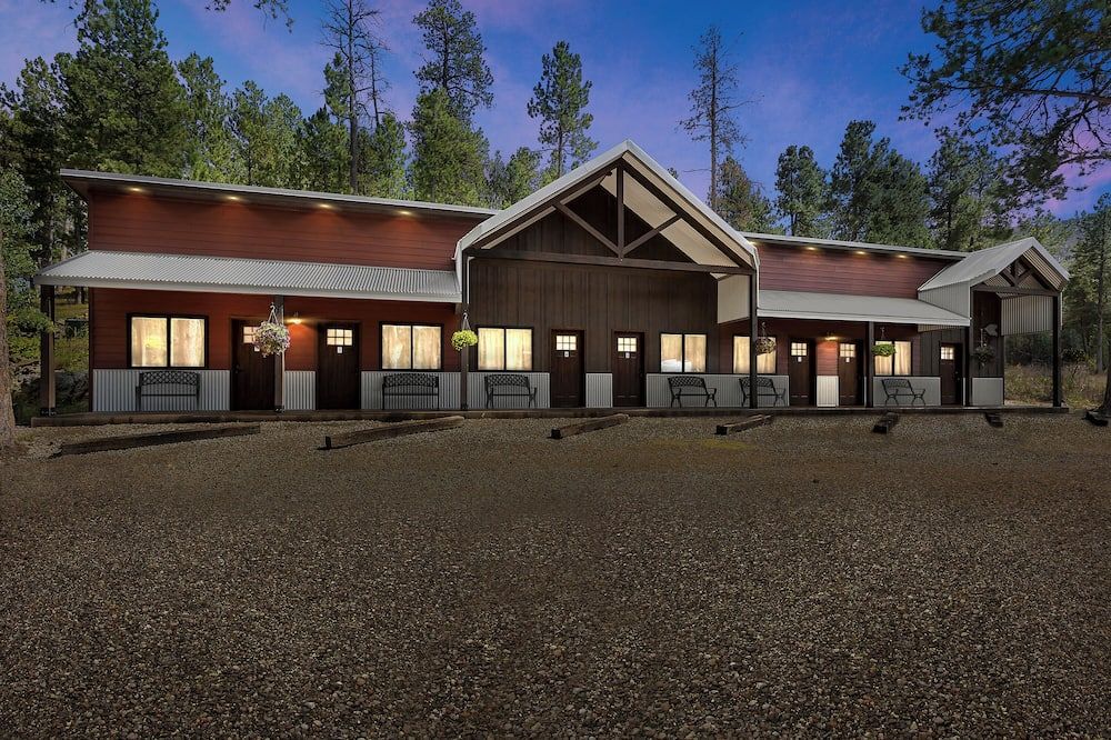 Brand New Motel! Fireplace - Concrete Floors - Live Edge Trim - Vaulted Ceilings - Hill City - Bâtiment