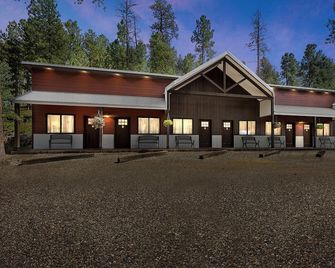 Brand New Motel! Fireplace - Concrete Floors - Live Edge Trim - Vaulted Ceilings - Hill City - Bâtiment