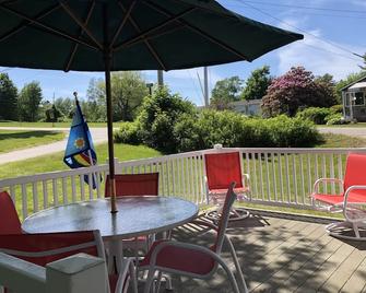 Charming 1 Bedroom Coastal Cottage. Steps Away From Stovers Point Beach - Harpswell - Patio