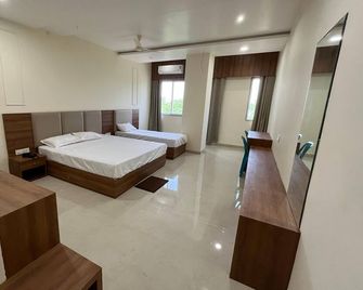 Hotel Tilak - Harda - Bedroom