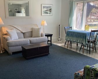 Relax in peace and comfort in great central location - Mount Desert - Sala de estar