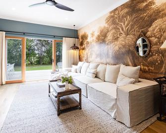 Enjoy an extra night on us! Book a 3-night stay at Mabel's Cottage and pay for just 2 nights! - Berry - Huiskamer