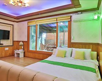 Namhae Seamaru Pension - Namhae - Bedroom