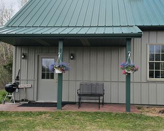 Private 2-level studio barndominium - Pine City - Building