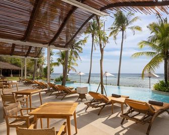 سيمايا بيتش ريزورت - جزيرة نوسا بينيدا - شرفة مرصوفة