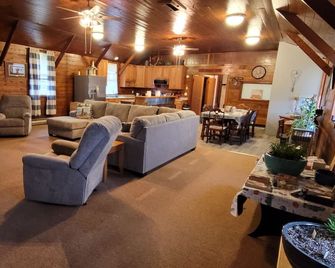 Groups,families,fisherman friendly gatherings lake close by and boating parking - Port Clinton - Lounge
