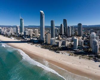 Erika's Oceanview Holiday Apartments - Surfers Paradise - Beach