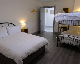 Whiddy School House Accommodation - Bantry - Chambre