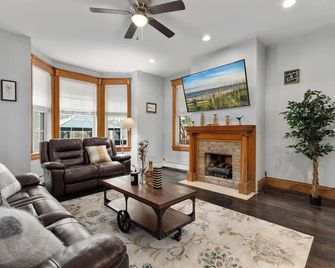 3 BR/2 Bath house close to downtown - Morgantown - Living room