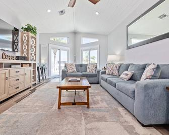 Gorgeous Hernando Beach Waterfront 2br/2ba Home, Jacuzzi, 2 Kayaks, Direct Gulf Access, Private Dock - Hernando Beach - Living room