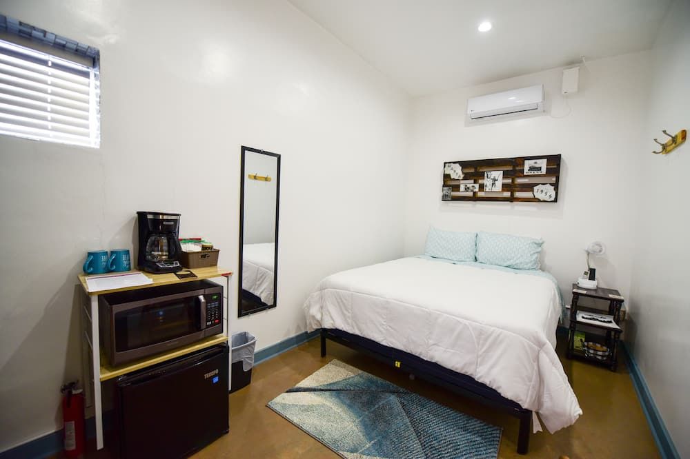 Carmen's Marfa Hotel/Armando Room 1 Queen Bed - Marfa - Camera da letto