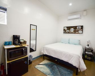 Carmen's Marfa Hotel/Armando Room 1 Queen Bed - Marfa - Camera da letto