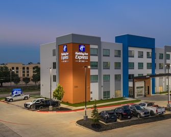 Holiday Inn Express & Suites Tyler South - University Area by IHG - Tyler - Building