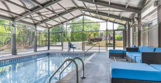 Days Inn by Wyndham Atlanta Marietta Ballpark - Atlanta - Pool