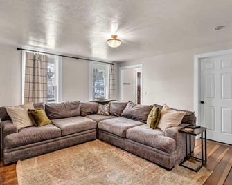 Large 5/4 near Medina Square & Industrial Parks! - Medina - Вітальня