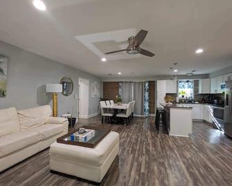 Our Bay House-Your Home Away from Home - Lusby - Living room