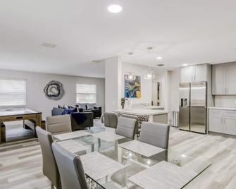 Dog friendly condo with beach access, hot tub, firepit - Palm Beach Shores - Salle à manger