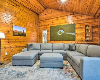 Lakefront Applegate Retreat w/ Private Beach! - Applegate - Living room