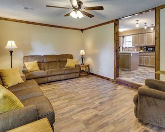 9 Mi to Grove: Home w/ Fire Pit in Southwest City - South West City - Sala de estar