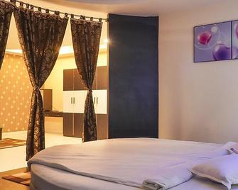 Capital O 35364 The Hindustan Residency - Āsansol - Bedroom