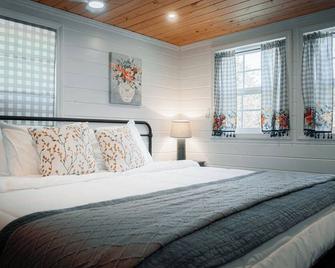 Starry Snug - A tiny home romantic getaway - Hillsville - Bedroom