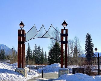 Kicking Horse Suite Downtown Private Suite - Golden - Budova