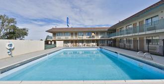 Americas Best Value Inn Amarillo Airport/Grand Street - Amarillo - Bể bơi