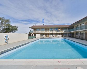 Americas Best Value Inn Amarillo Airport - Amarillo - Pool