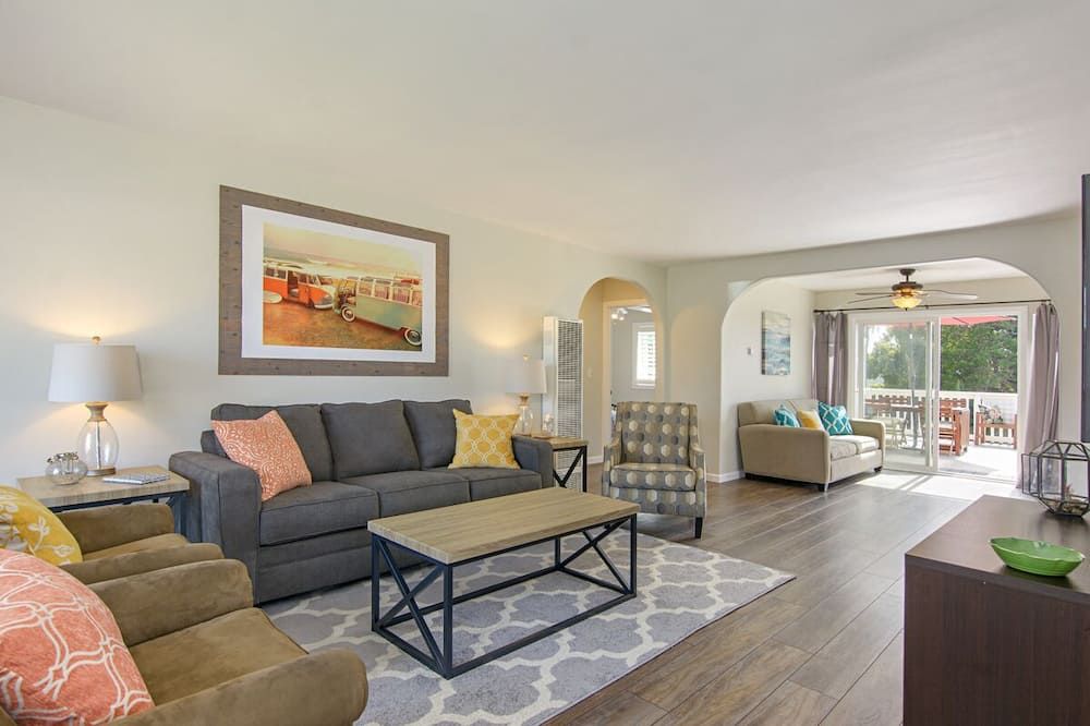 Ultimate Beach Bungalow - 1 block from beach - huge backyard - Carlsbad - Living room