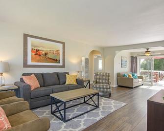 Ultimate Beach Bungalow - 1 block from beach - huge backyard - Carlsbad - Living room