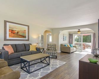 Ultimate Beach Bungalow - 1 block from beach - huge backyard - Carlsbad - Living room