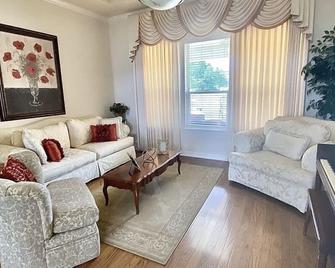 A 4 bedroom beautiful custom home located 5 miles away from downtown Tyler, Tx. - Flint - Sala de estar