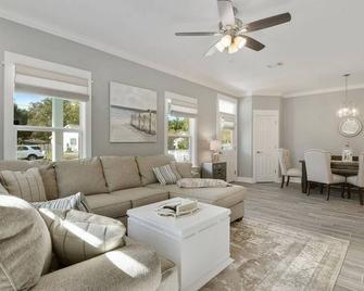 Chic Beach Cottage Retreat near Beach/downtown - Gulfport - Sala de estar