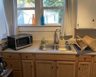 Upstairs retreat with private stairs. Pet friendly. One mile to hospital - Morehead City - Kitchen