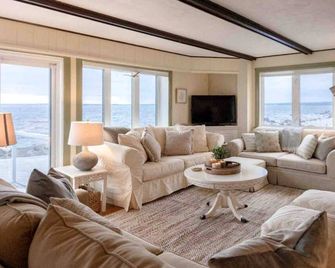 Luxury Coastal Retreat with Pool, Sauna & Domes in Hunts Point, Canada - Hunt's Point - Living room