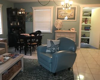 Single Family House in the heart of Key Largo with fenced in yard and parking. - Key Largo - Huiskamer