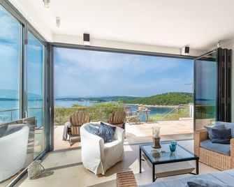 A dream - sunset, a glass of wine and heavenly peace right by the sea - Vela Luka - Living room